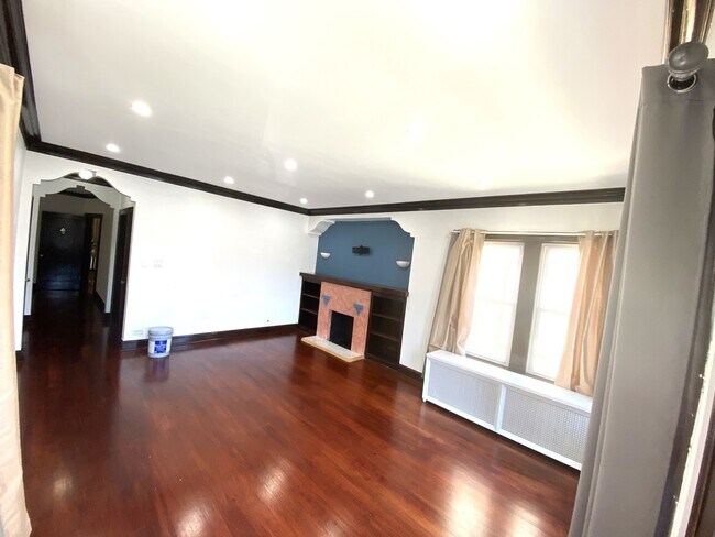 Building Photo - 5434 N Spaulding Ave