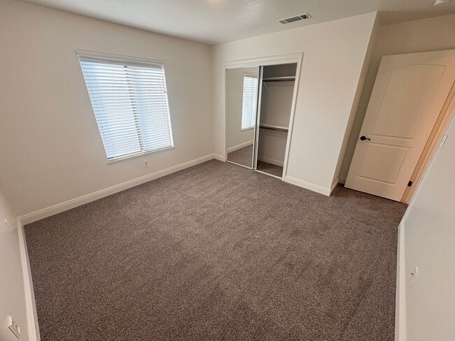 Building Photo - Beautiful 3 bedroom Home for rent in Visalia, Ca