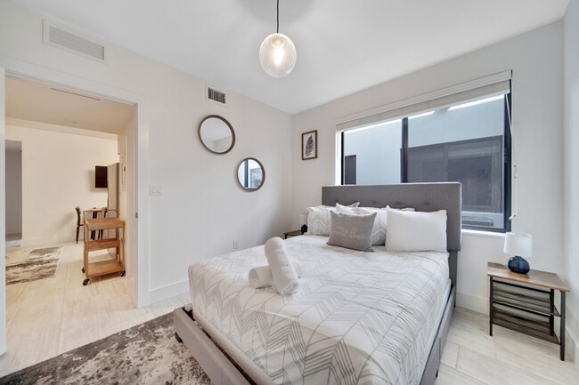 Building Photo - 1432 SW 22nd Ave