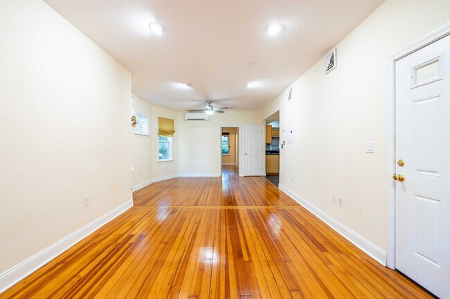 Building Photo - 11 Juliette St