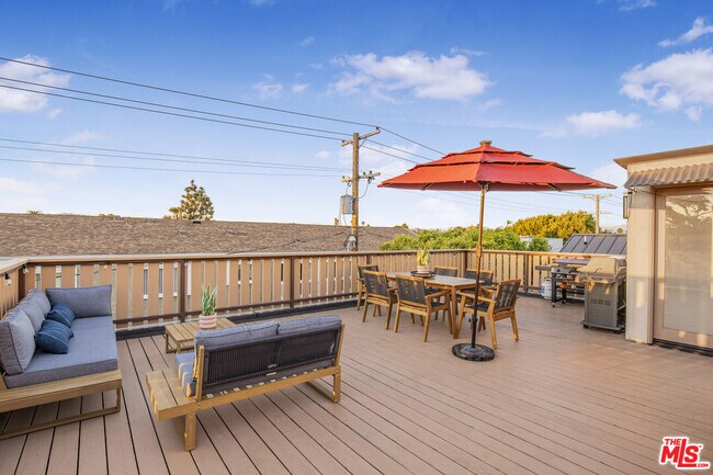 Building Photo - 661 Broadway St