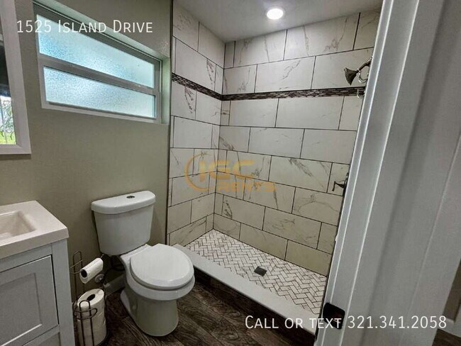 Building Photo - 1525 Island Dr