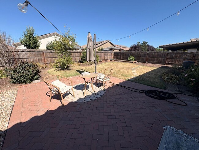 Building Photo - 3 bedroom, 2 bathroom home for rent in Southeast Visalia