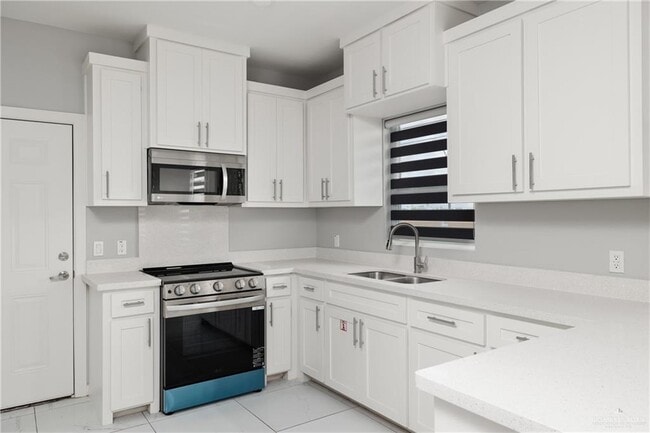 Building Photo - 11 Deluxe St