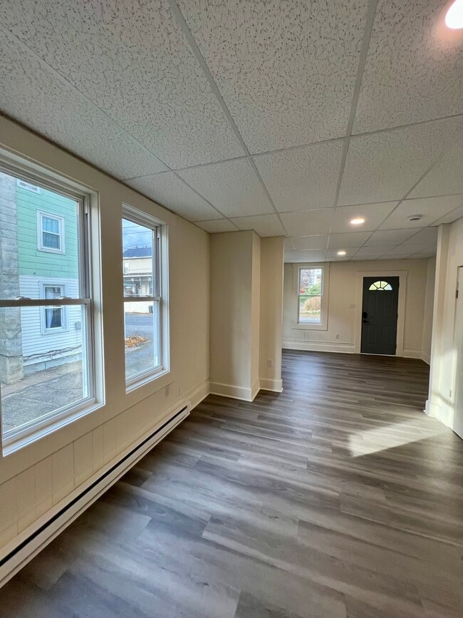 Building Photo - 423 Center St