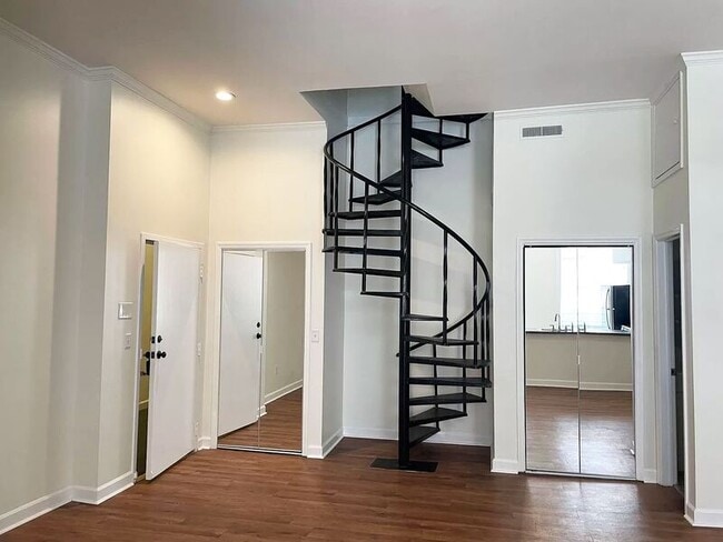 Building Photo - 235 King St