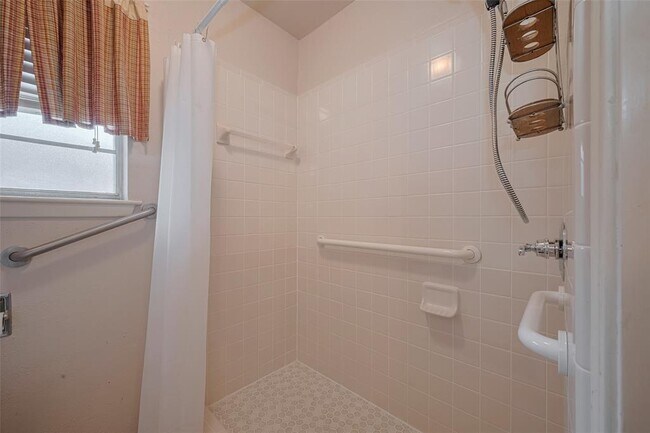 Building Photo - 15222 Torry Pines Rd