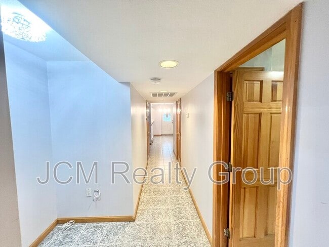 Building Photo - 120 Savage St