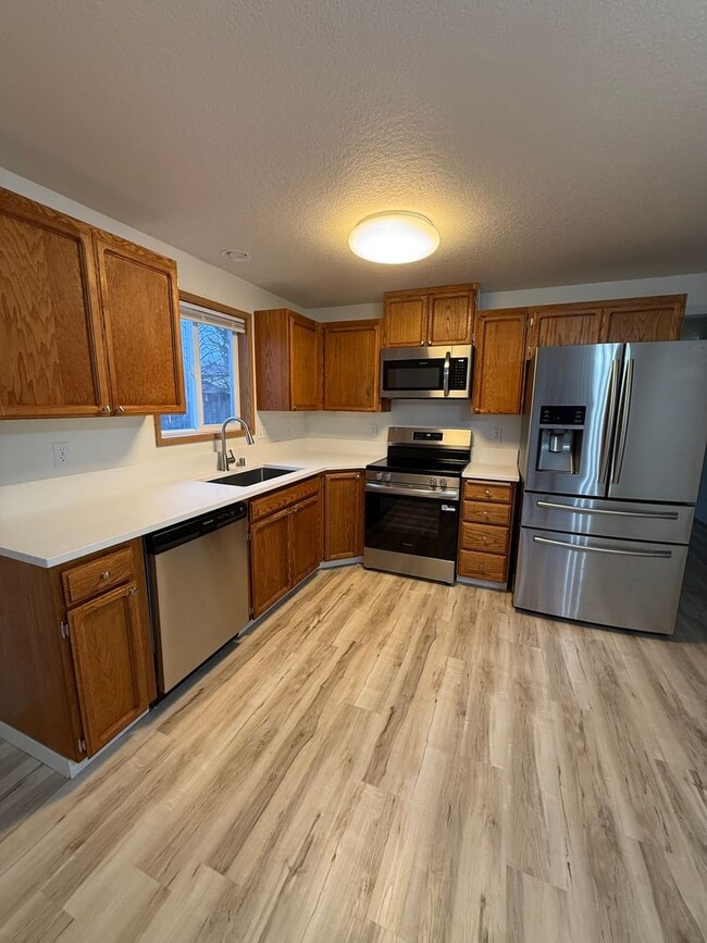 Building Photo - Updated, ITs a must see........ 3 bedroom, 2 bath - Village on the Ridge Phase 2 subdivision