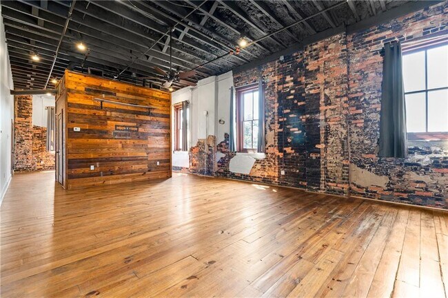 Building Photo - 558 St Francis St