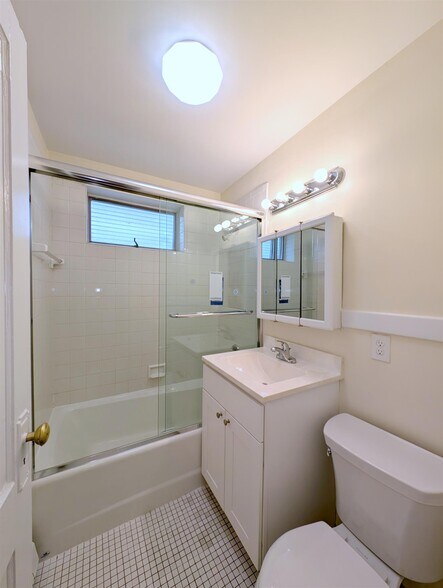 Building Photo - 32 College Ave