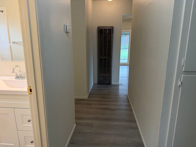 Building Photo - Remodeled 3 bedroom 1 bath house