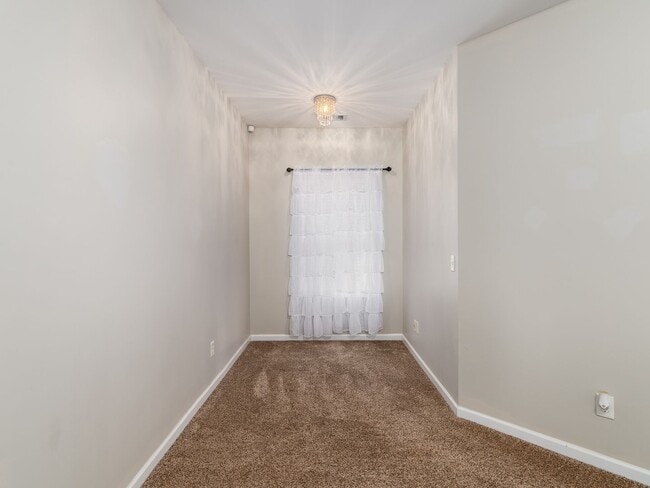 Building Photo - 2 Bedroom 2 Bath Garden Level Condo