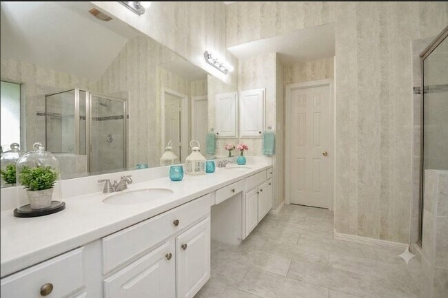Building Photo - 2515 Lansing Cir
