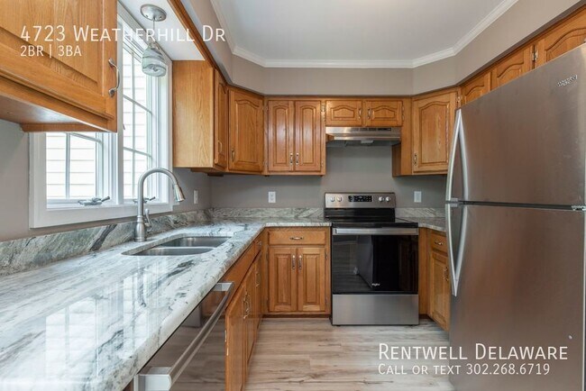 Building Photo - GORGEOUS TOWNHOME