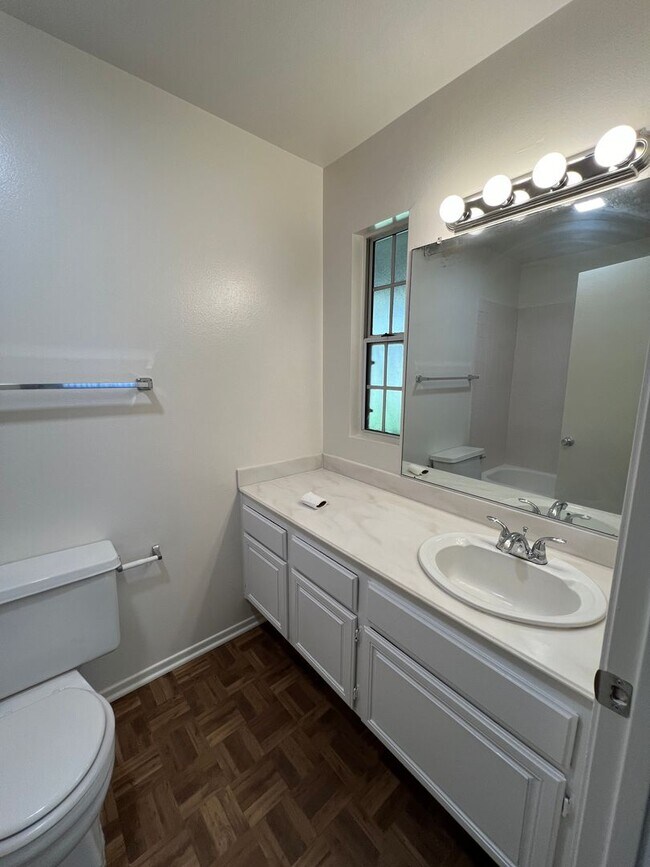 Building Photo - Mission Oaks Single Story!