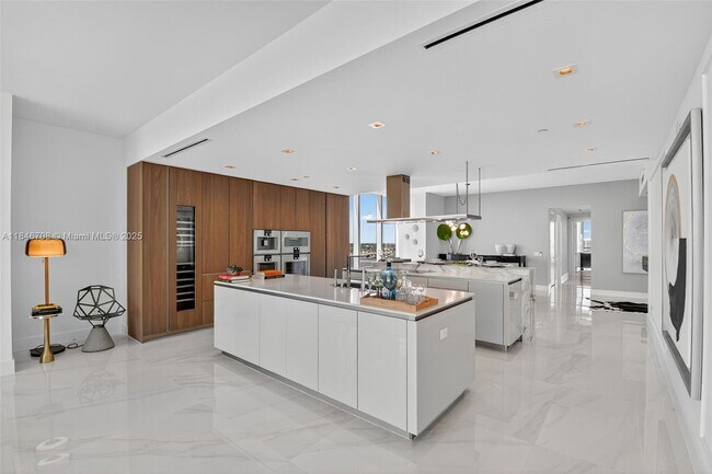 Building Photo - 18501 Collins Ave