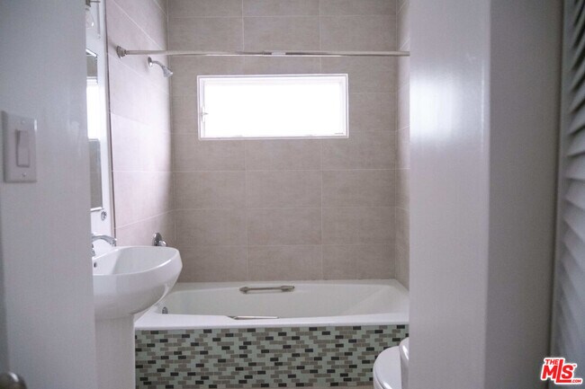 Building Photo - 5114 Edgewood Pl