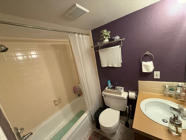 Building Photo - 3 Bedrooms!! 3 Baths!!
