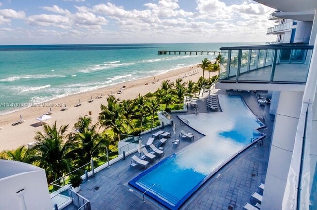 Building Photo - 17001 Collins Ave