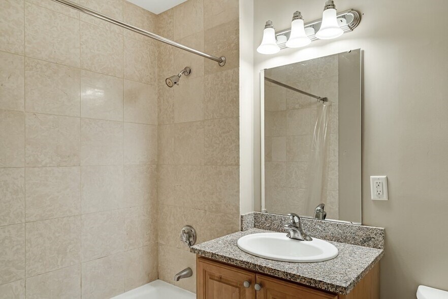 Building Photo - 1721 Washington St