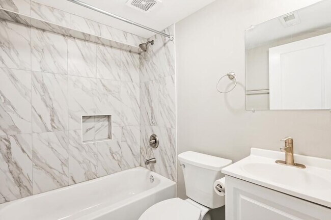 Building Photo - 4 bedroom in Chicago IL 60659