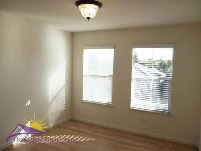 Building Photo - Spacious 5 Bed 3 Bath 2,500 Sq. Ft. Northpointe Park Village Home in Natomas