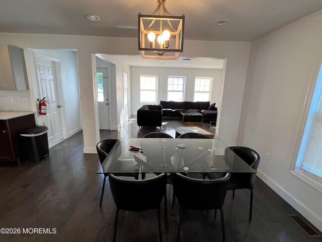 Building Photo - 8 Ridge Rd