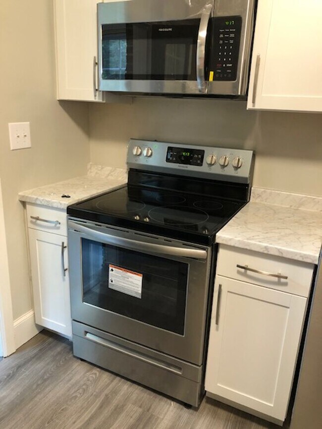 Building Photo - Forest Acres Duplex!