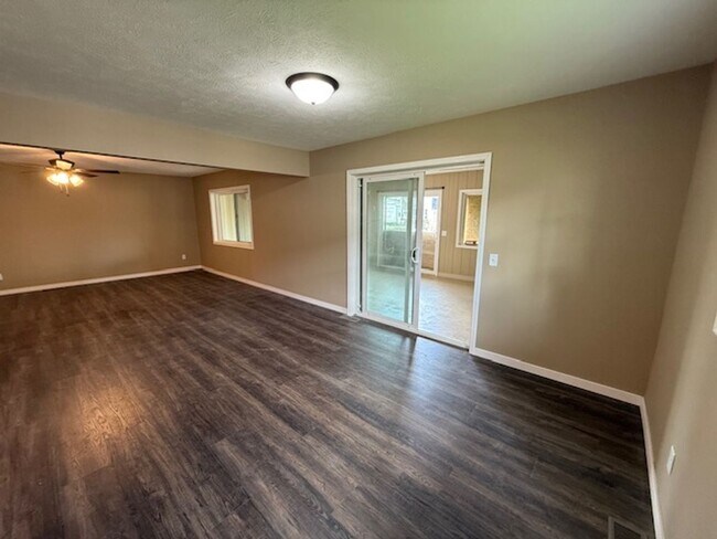 Building Photo - 115 W Ash St