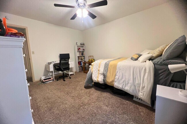 Building Photo - 2402 Garden Dr