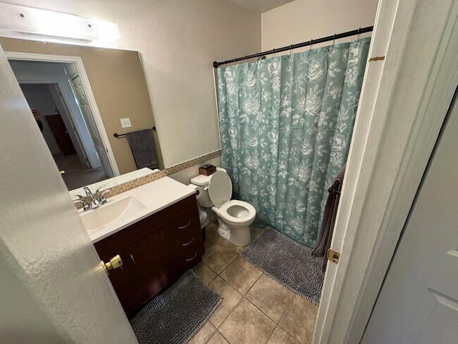 Building Photo - Centrally Located 2 Bed 1 Bath Condo in Co...