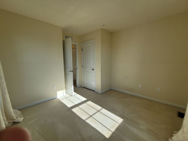 Building Photo - Beautiful 3 Bedroom in Carnegie