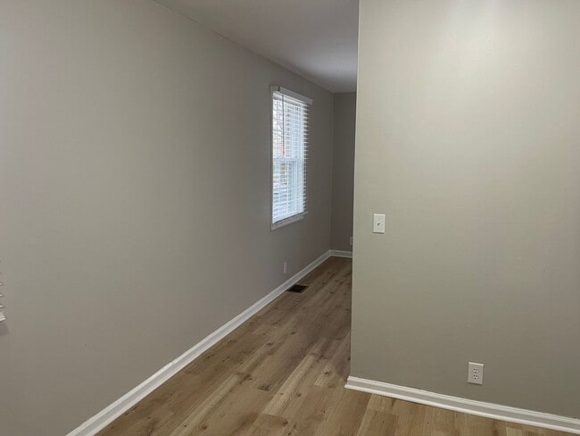 Building Photo - 2 bd 1 ba duplex in a Great Location