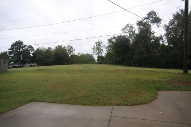 Building Photo - 3 Bedroom Home For Rent Near Downtown Clar...
