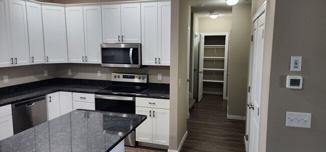 Building Photo - Beautiful 3 bedroom 3 bath  Townhouse