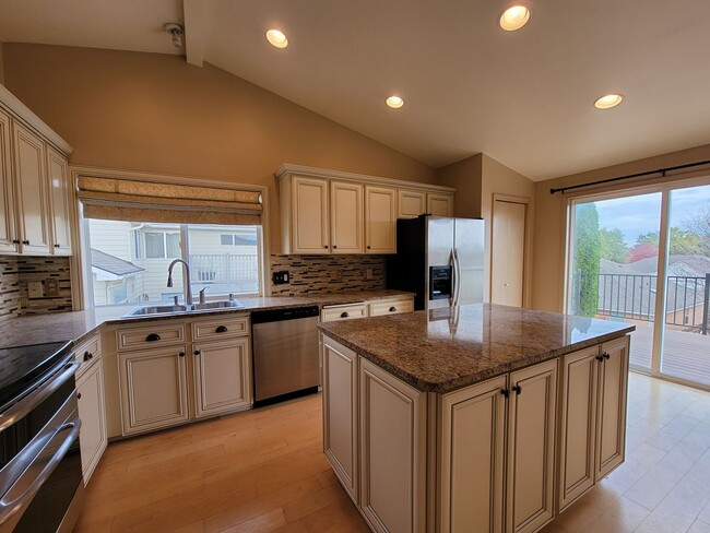 Building Photo - Horn Rapids Home with Bonus Room, Deck, an...