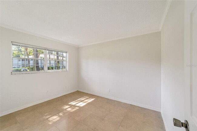 Building Photo - 2/2 downstairs unit Silver Downs Condominiums