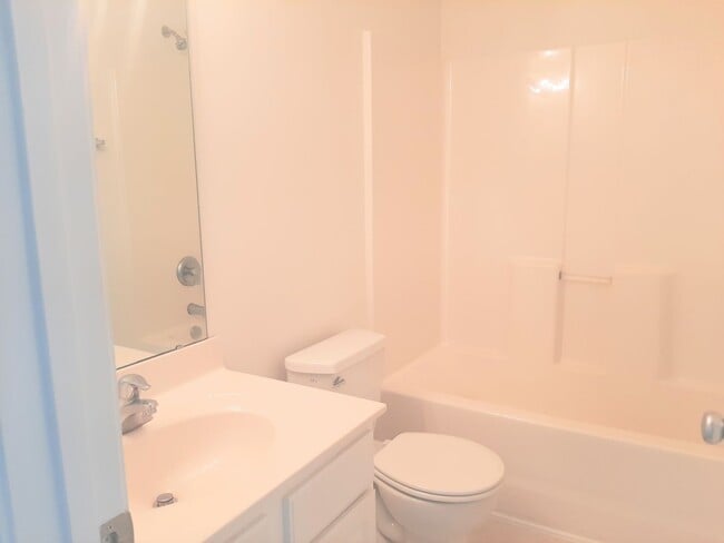 Building Photo - Spacious 3 Bedroom Townhome in South Durham
