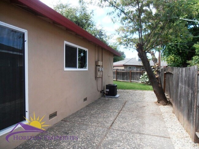 Building Photo - 7009-7011 Zeeland Dr
