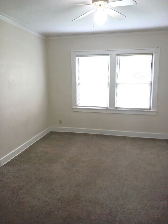 Building Photo - 4 bedroom 2 full baths Upper Northside Youngstown