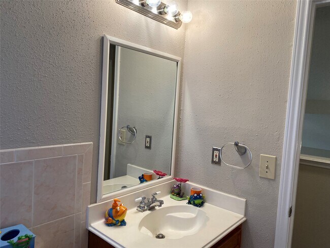 Building Photo - 2415 Poco Dr