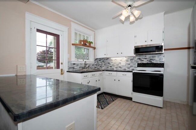 Building Photo - Spacious 3 Bedroom Duplex