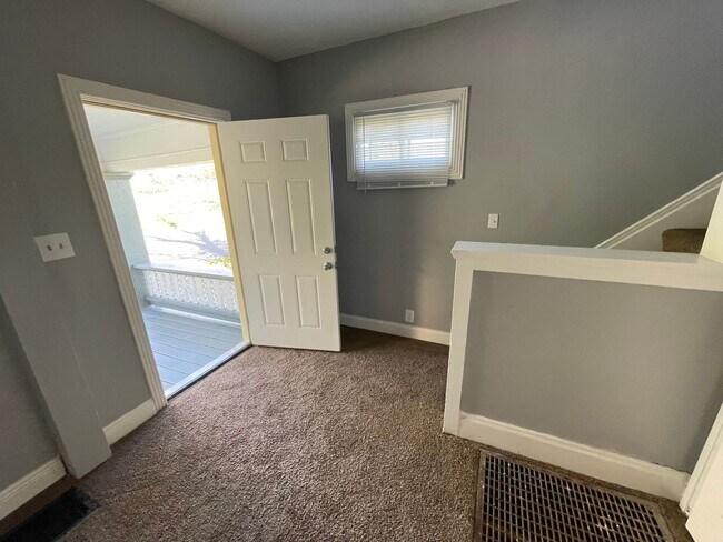Building Photo - DAYTON, OH - FIVE OAKS - 3 BEDROOM/1 BATH ...