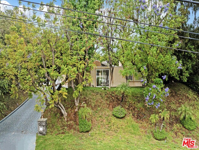 Building Photo - 3835 Sapphire Dr