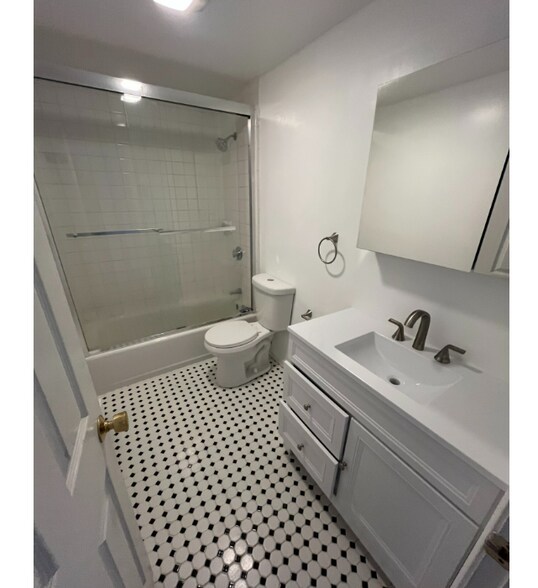 Building Photo - 1742 Washington St