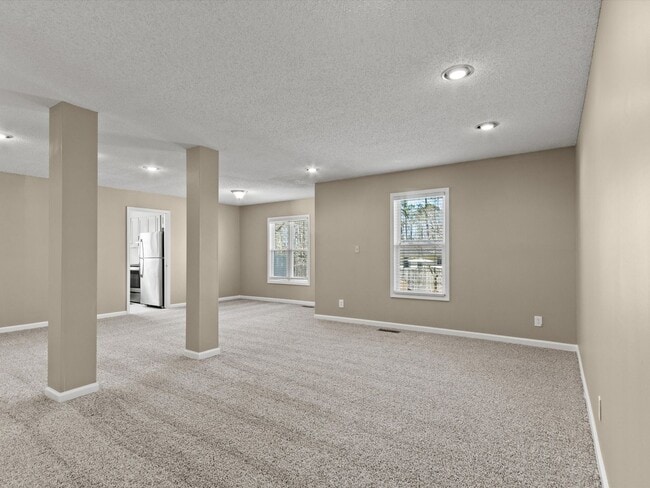 Building Photo - Large lot and close to town.