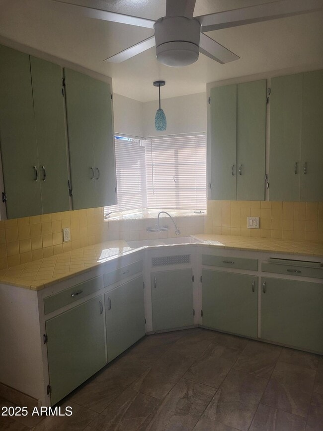 Building Photo - 1704 W Colter St