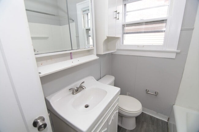 Building Photo - 2 Bedroom & Large Car Garage in Moline for...