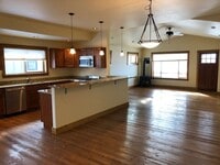 Building Photo - Comfortable Living in the Heart of Valley ...
